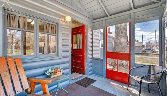 Stone's Throw Cabin 2- Cozy one bedroom with full kitchen and screened porch