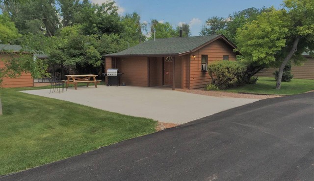 Studio Deluxe Cabin Thirty Minutes to Mt Rushmore - In Rapid City On Canyon Lake Thirty Minutes from Mt Rushmore