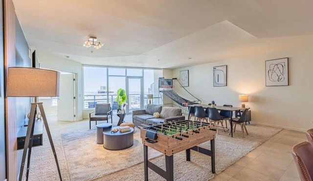 Stunning 2BR DT HighRise, Gym, Pool, W-D, Parking, Golf