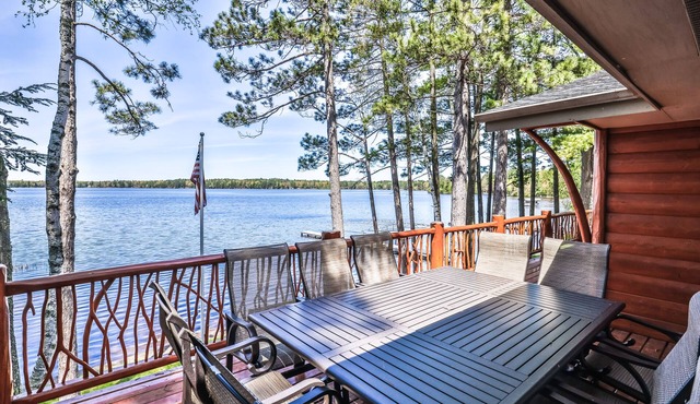 Stunning lakefront house with kayaks, paddleboard & washer/dryer