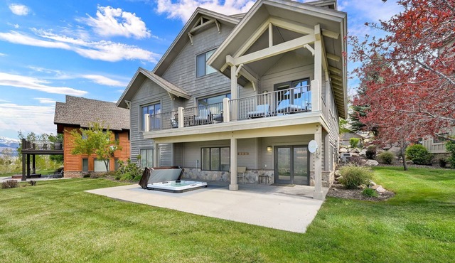 Stunning Mountain and Valley Views with Hot Tub Sleeps 20