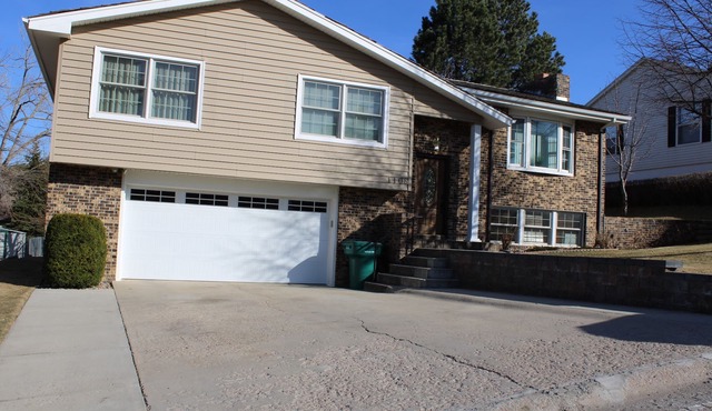 Sturgis: 4-Bedroom Oasis with 3 King Beds in a Charming Neighborhood