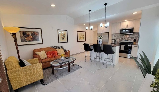 Stylish 2 bedroom condo fully renovated