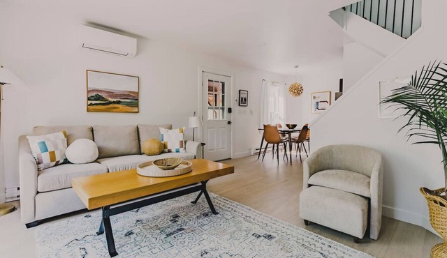 Stylish Mid-Mod Downtown Retreat