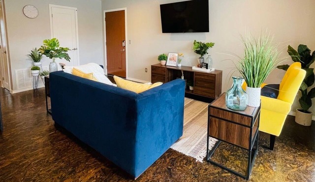 [SU 922-3] Campus-close 2 bedroom luxury
