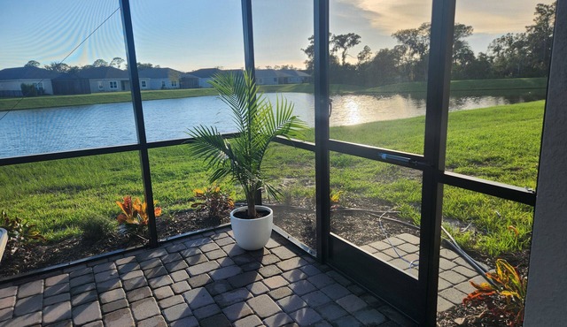 SUMMER VACATION New 3 Bedroom Villa Pet Friendly Laundry AC Lanai Grill 3 Pools!