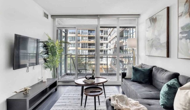 Sun-drenched urban studio loft sleeping up to 6