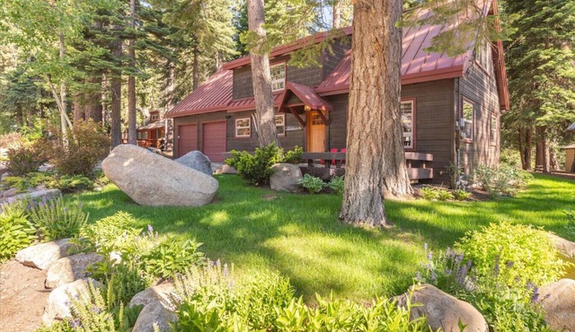 Tahoe Park Beauty w/Private Hot Tub!