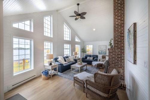 The Bluebird Cottage Lake Front 4Bdrms
