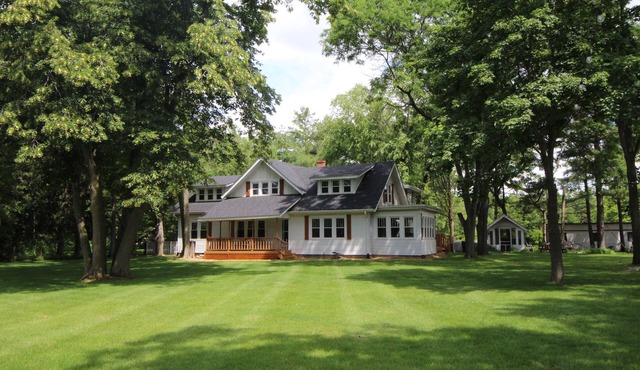 THE CHRISTMAS HOUSE! 20 ACRES ON A X-MAS TREE FARM! YEAR ROUND CHRISTMAS DECOR