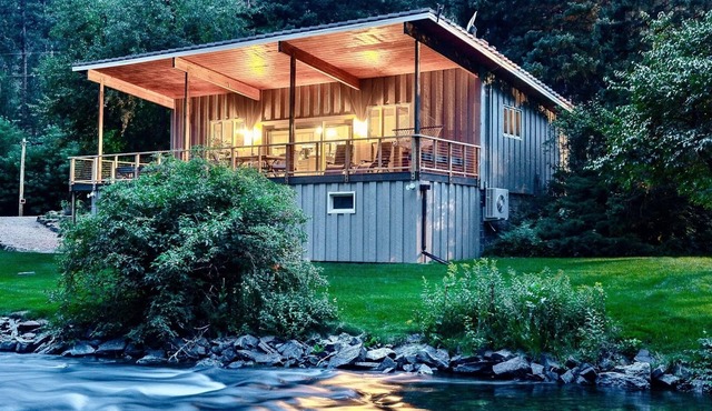 The Creek Front Cabin - 2 BR, 2 BA - huge 40' deck - Million Dollar Setting!