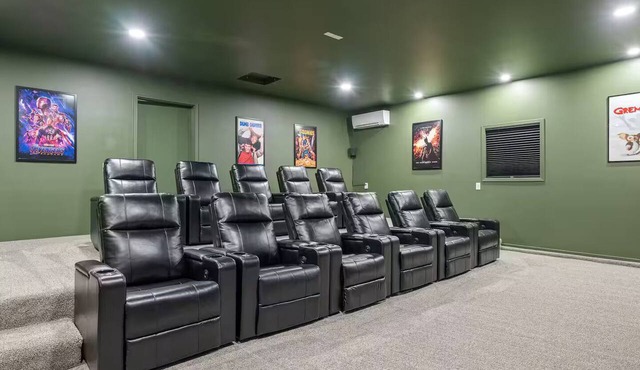 The Dells Den-Hot Tub-Theater-Fire Pit-Game Room & 5 min to Downtown Dells!