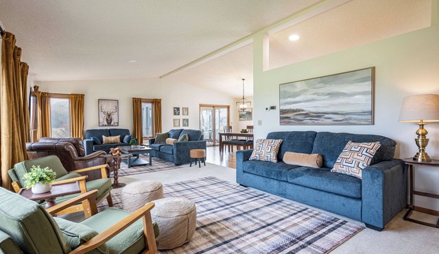 The Dells Gathering House - Your Vacation Farmhouse Retreat with Room For All!