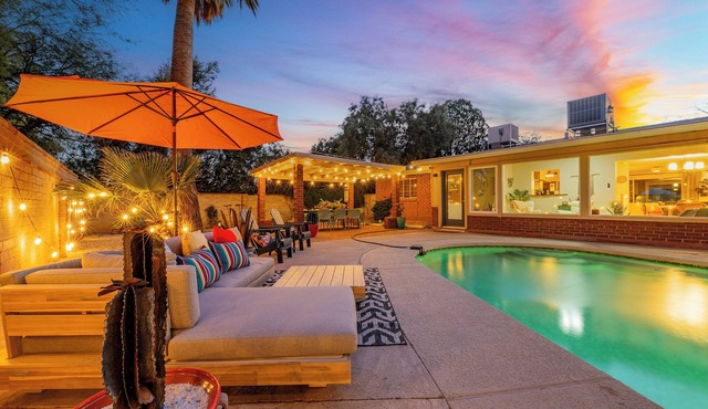 The El Jay. Upscale Designer Home w/Pool. Sleeps 9