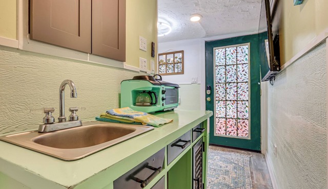 The Humming Bird Suite - Affordable Lakefront Fun