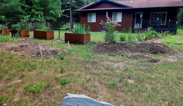 The Huron Hideaway - Firepit, Trails, Gardens, Dog-Friendly Yard and Beaches
