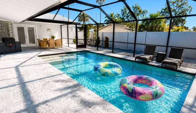 The Stillwater - Pool, Riverfront & Viewing Dock - Close to Speedway & Downtown!