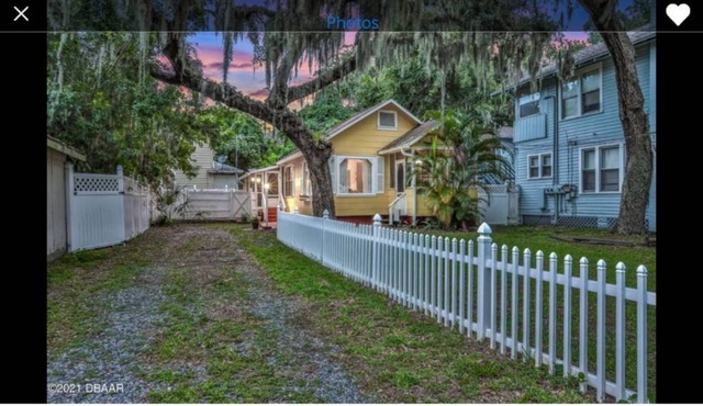 The Sun Kissed Cottage (minutes from the beach!)