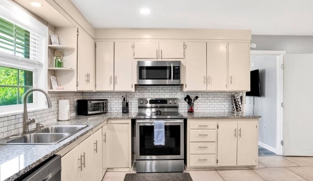 This house is a 6 bedroom(s), 3 bathrooms, located in Pensacola, FL.