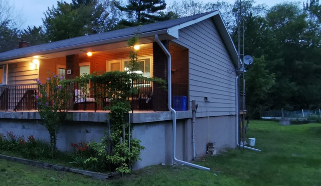 Tiny Reds - Spacious and Cozy Cottage next to Cove Beach in Tiny