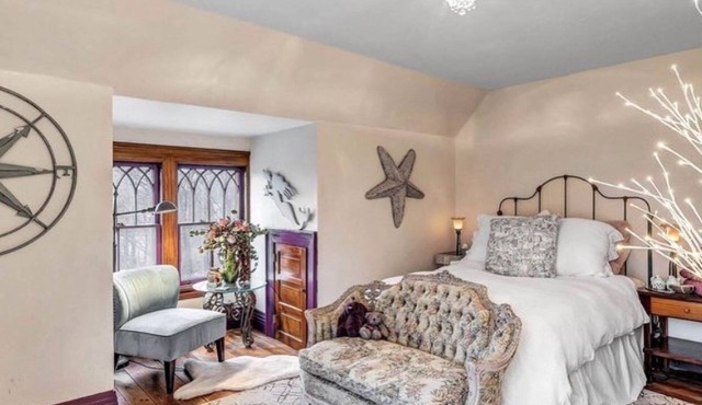 Tower Suite in Historic Mansion B&B, 9 min from Lambeau Field