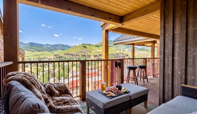 Trailside 3BR Top-Floor Views and Sauna