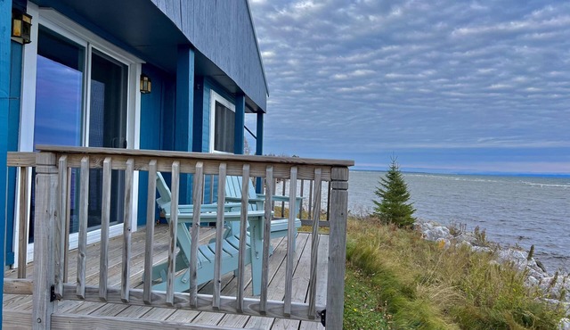 Tranquil Lakeside Retreat on Freighter's Bay in Paradise, Michigan