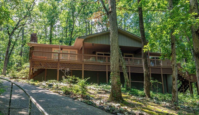 Treetop Deck + Kids Bunk Room | Mins to Lake