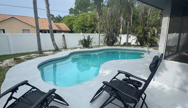 Tropical Oasis, 3 Bedroom house with pool.