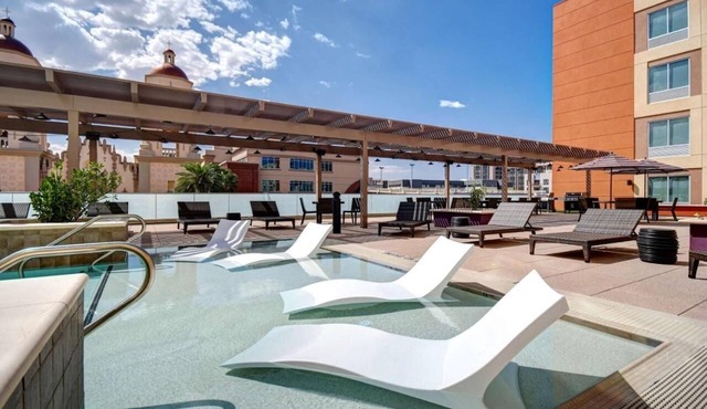 Tucson Treasure! 2 Comfortable Units, Onsite Parking, Outdoor Pool!