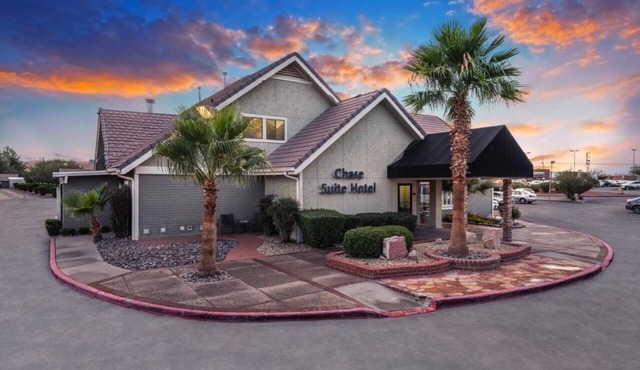 Two-Bedroom Suite – Full Kitchen, Outdoor Pool & Breakfast