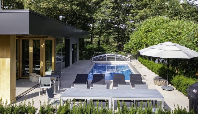 Unique 6 bed 5 bath cottage on Lake Muskoka with Pool