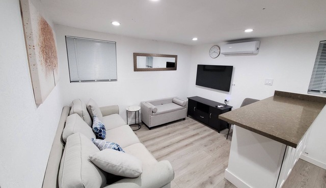 Unique comfortable unit close to LAX AIRPORT/SO-FI STADUIM.