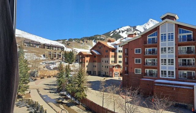 Unit #465 Charming 1-bedroom condo in with WiFi, fitness room, pool, hot tub.
