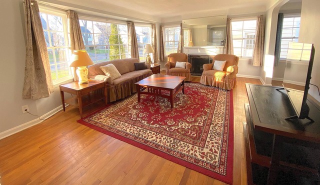 Upgraded 3 Bed Pet Friendly with In-Home Office