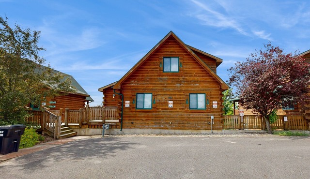 Upper-Level duplex, adventure retreat with fire pit, AC, patio & WIFI