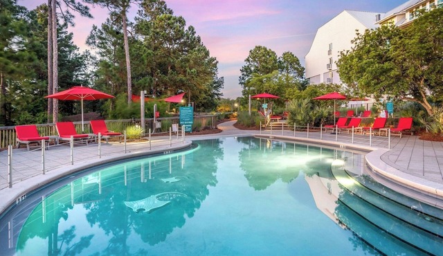 Upscale Studio w/Private Balcony & Kitchenette: 8 mi to Henderson Beach