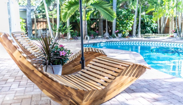 Villa Palmas-Double Master Suites, 5 Bedrm + Pool -1 mile from beach