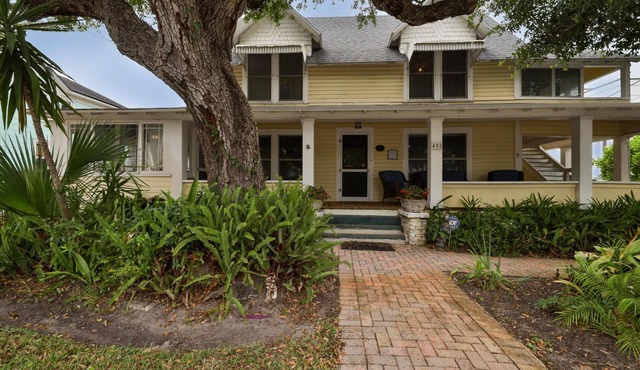 Vintage Coastal Retreat: 2BR Home Near Flagler Ave & Beach