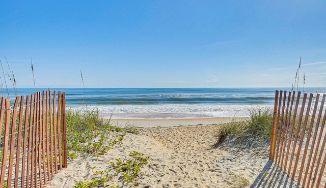 Walk to Beach! Palm Coast Oasis w/Pool