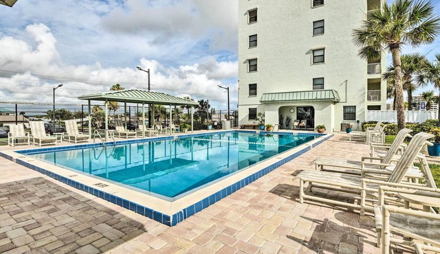 Walk to Coast: Condo in Daytona Beach Shores!
