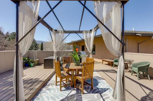 Walkable Apt in Carbondale: 'Luxury Artist's Loft'