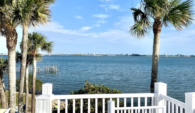 Water Front🩷Minutes to Beach ~ BBQ grill~ Pool~ Rooftop Balcony-360° Views