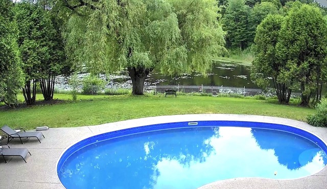 Waterfront 5 bedroom house heated pool one acre yard BBQ Pond
