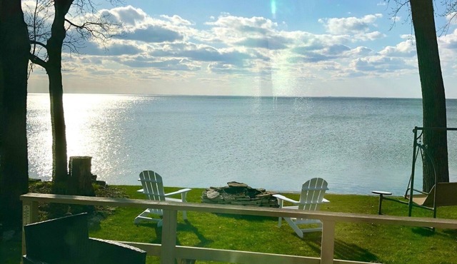 WATERFRONT HOME. Gorgeous Sunsets. Sleeps 5! 25 minutes to Lambeau. 5 star!