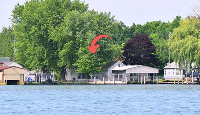 Waterfront Lake St Clair 2 covered boat wells with 2 Boat lifts, firepit,