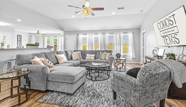 Weekday Summer Deals ~ Near Dyess ~Pets OK~ Sleeps 8 ~ 5 Stars ~Spacious ~ Clean