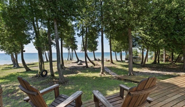 Welcoming 3-bedroom Bridge View Villa house in Bois Blanc Island