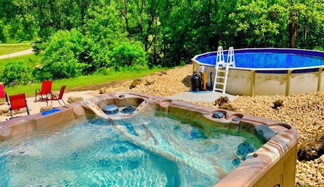 Wexford Hollow 6 BR Cabin with Swimming Pool & Hot Tub