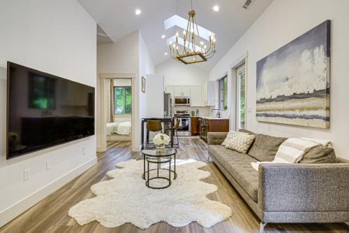 WFH-Friendly Gem w/Creek: 4 Mi to Sammamish Trail